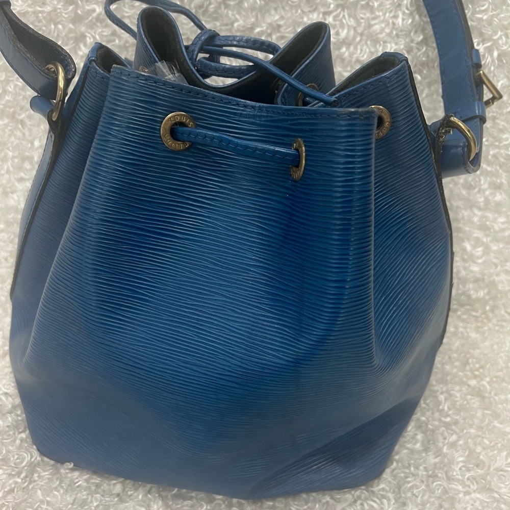 LOUIS VUITTON BLUE EPI NOE GM BUCKET BAG